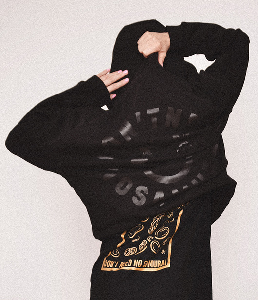 Czarna bluza z kapturem DONT NEED NO SAMURAI