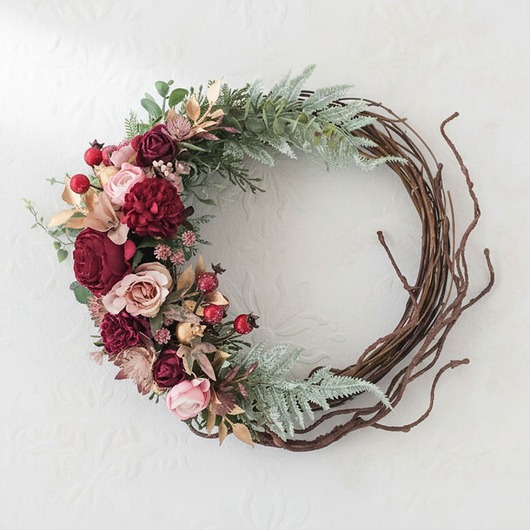 wianki bożonarodzeniowe Asymetryczny wianek brudny róż i bordo (26cm)