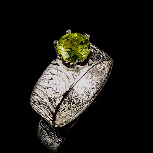 pierścionki srebrne Pierścionek peridot w korze srebra