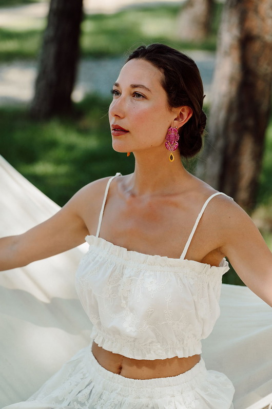 topy damskie Bawełniany haftowany crop top z falbanką, WHITE ELIZA