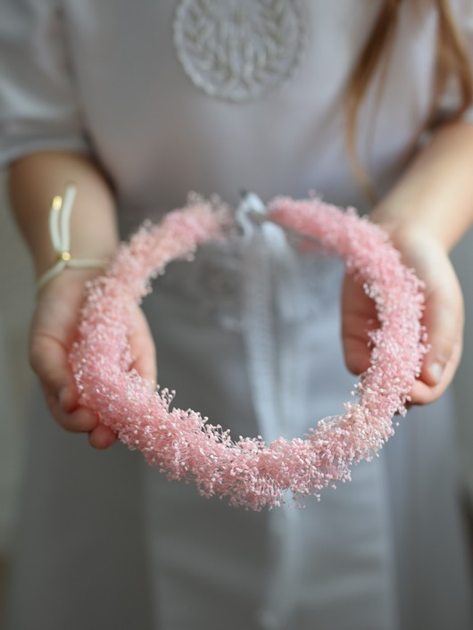 wianki komunijne Komunijny Wianek na głowę z różowej gipsówki