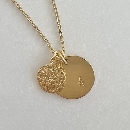 złote naszyjniki Personalizowany naszyjnik z literką blaszka 12 mm i fakturowana blaszka