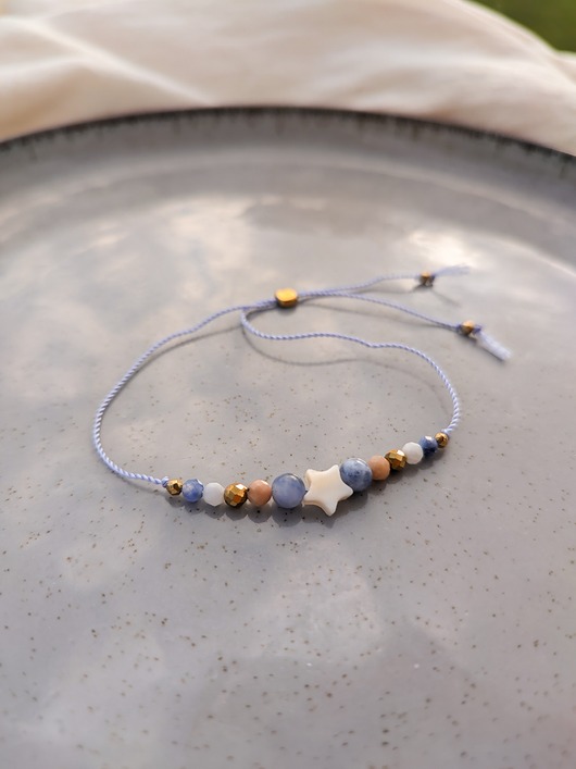bransoletki na sznurku Bransoletka na nici jedwabnej z naturalnymi kamieniami w stylu boho