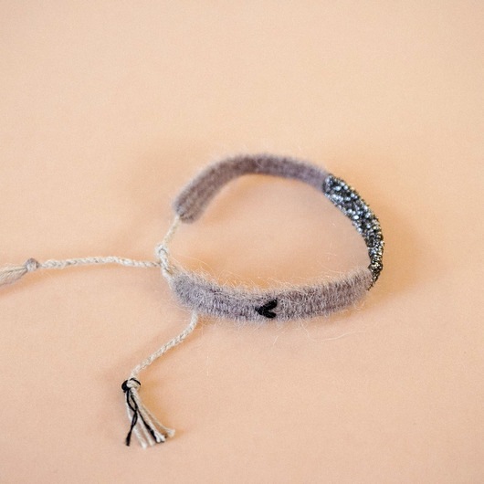 bransoletki na sznurku Wąska bransoletka moher i błysk z haftowanym serduszkiem