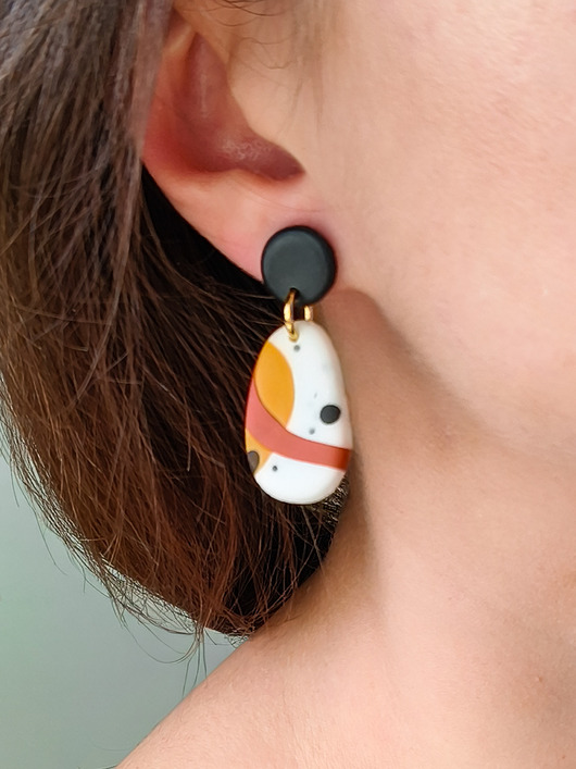 kolczyki z masy plastycznej Kolczyki z abstrakcyjnym wzorem, elegancka biżuteria w ciepłych kolorach