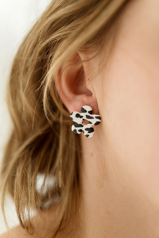 kolczyki z masy plastycznej Sztyfty kwiatki mini turkusowe