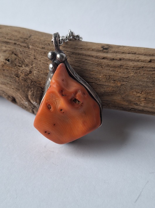 wisiory Wisior z koralem Naszyjnik z koralem