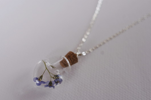 Naszyjnik z niezapominajką w szklanym sercu So Jewelry