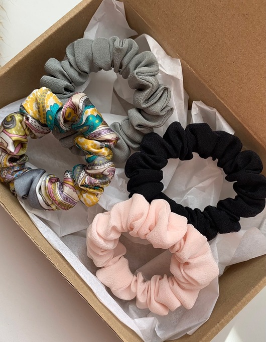 gumki do włosów Zestaw 4  jedwabnych gumek do włosów w wersji mini