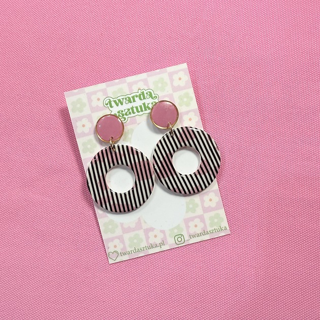 kolczyki - inne Duże, okrągłe kolczyki w paski z różowymi akcentami
