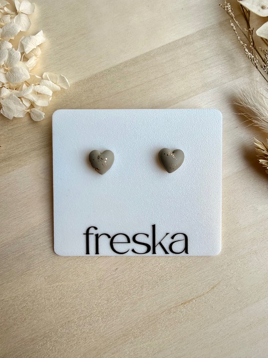 kolczyki z masy plastycznej Kolczyki Serca 3D - szary ze złotem