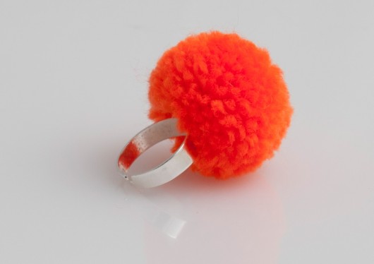 pierścionek pompon fluorescencyjny pomarańczowy bimabejbe