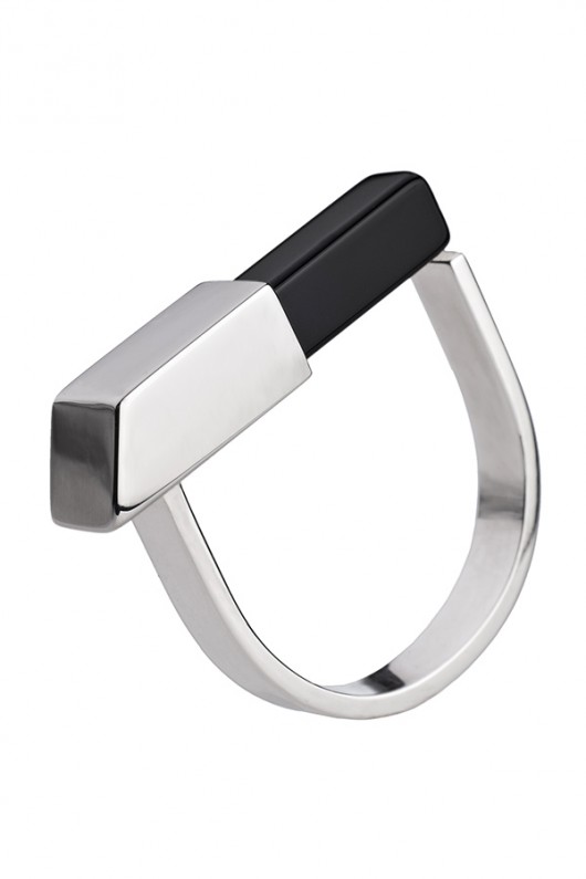 pierścionek z kolekcji EDGY/ SILVER/ONYX/U Daria Siwiak Jewellery
