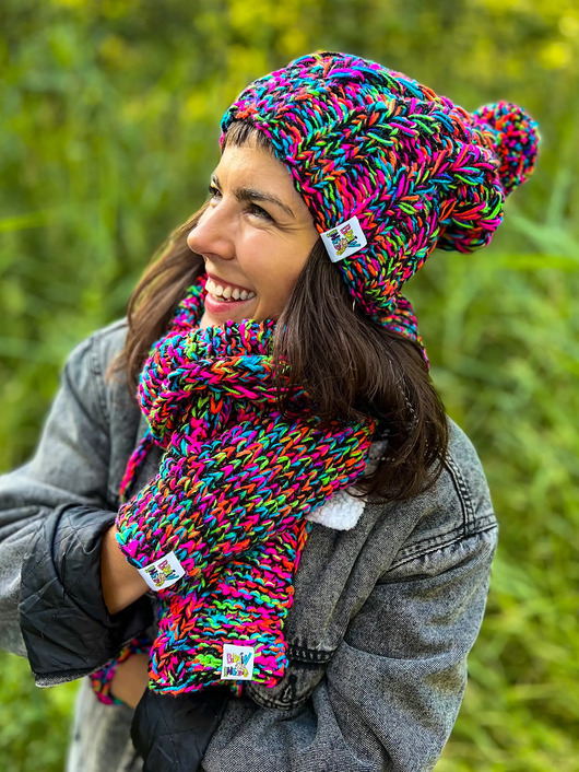 czapki damskie Czapka MERINO 34% ,,Czarne kolorki SMILE