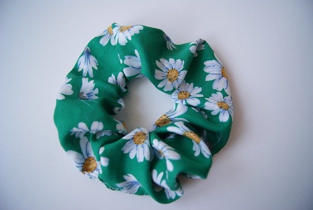 gumki do włosów Gumka scrunchie stokrotki zielona