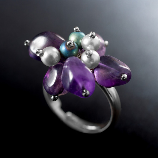 pierścionki srebrne Srebrny pierścionek z ametystami i perełkami. [PP6]