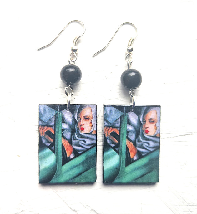 kolczyki drewniane Tamara w automobilu