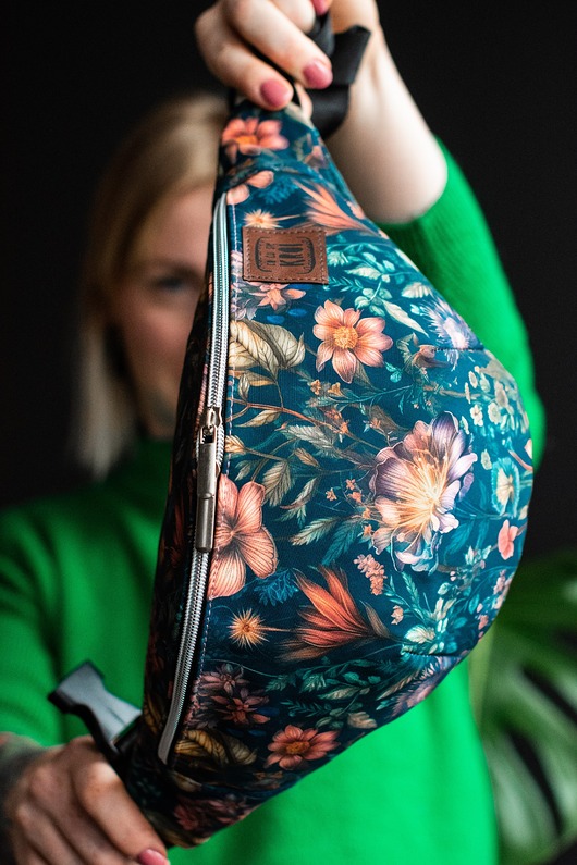 saszetka nerka Niebieska nieprzemakalna nerka damska w kwiaty LETNIE OTULENIE