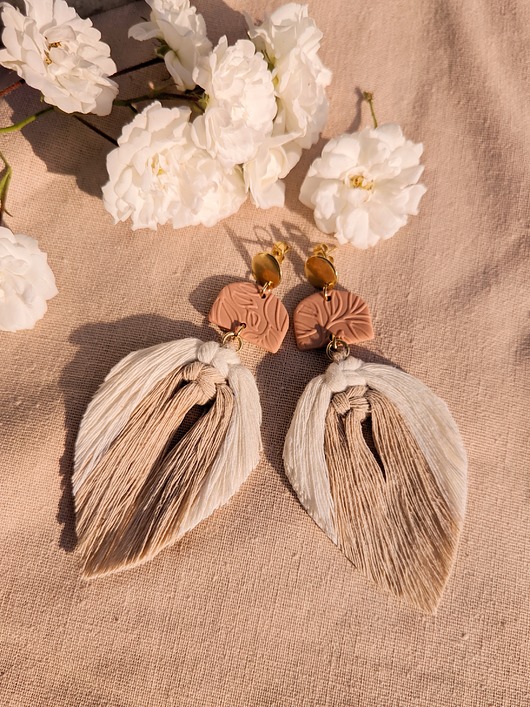 kolczyki z piórami Kolczyki makrama beżowe piórka liście, biżuteria w stylu boho