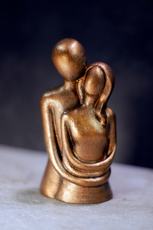 figurki i rzeźby Rzeźba z gipsu, Zakochani, miodowe złoto, wys. 11,8 cm