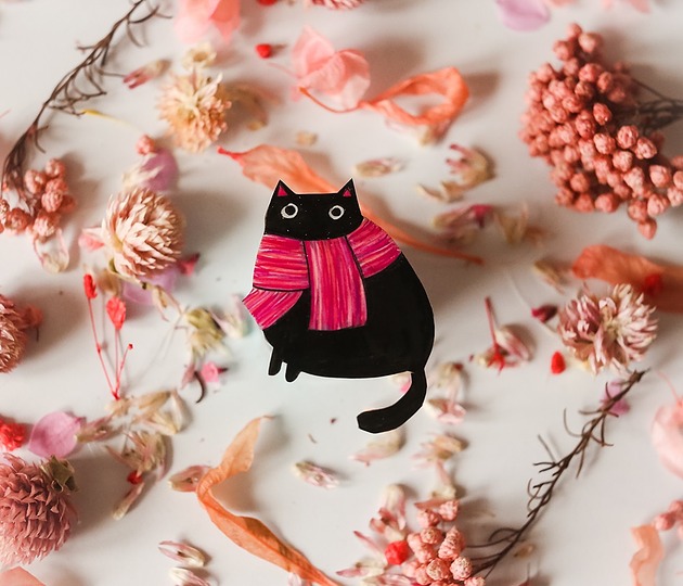 broszki Broszka czarny kot w różowym szaliku