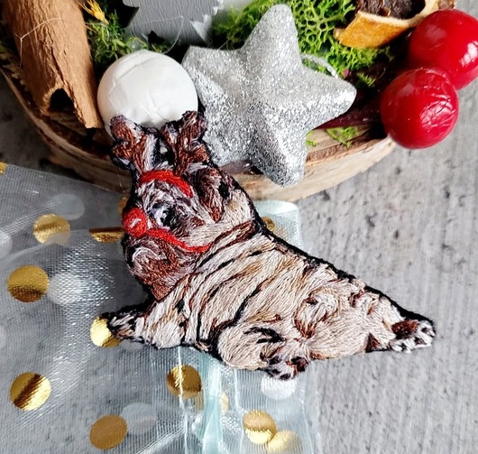 broszki Broszka ręcznie wyszywana świąteczny Mopsik
