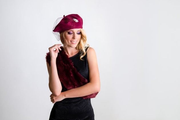 BERET  z perełkami i woalem bordo Expose Akcesoria