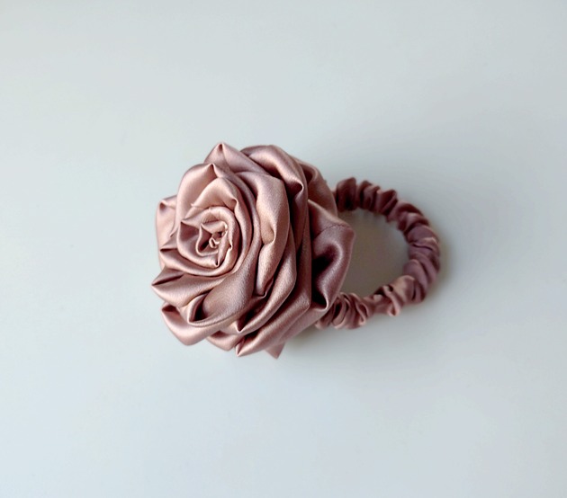 gumki do włosów Pudrowo różowa, jedwabna róża na miniscrunchie