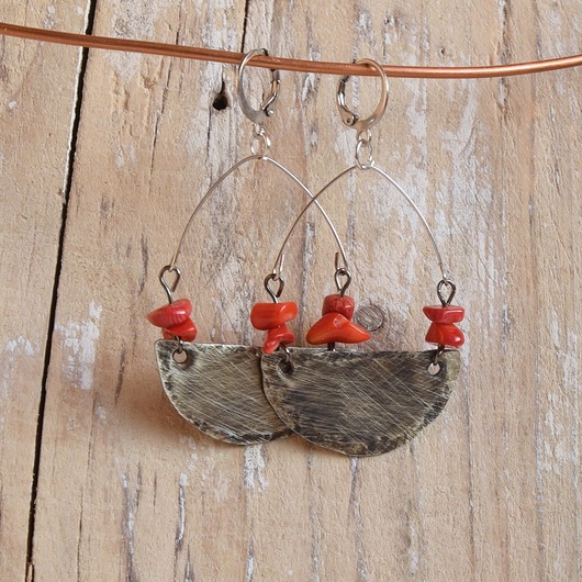 kolczyki z mosiądzu Kolczyki z kutej, oksydowanej alpaki i naturalnego koralu /17/ handmade