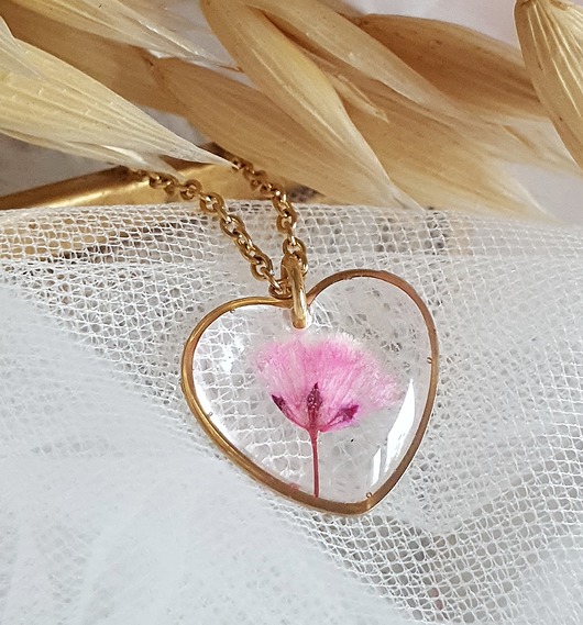 Naszyjnik serduszko z gipsówką Jaskółcze ziele handmade 
