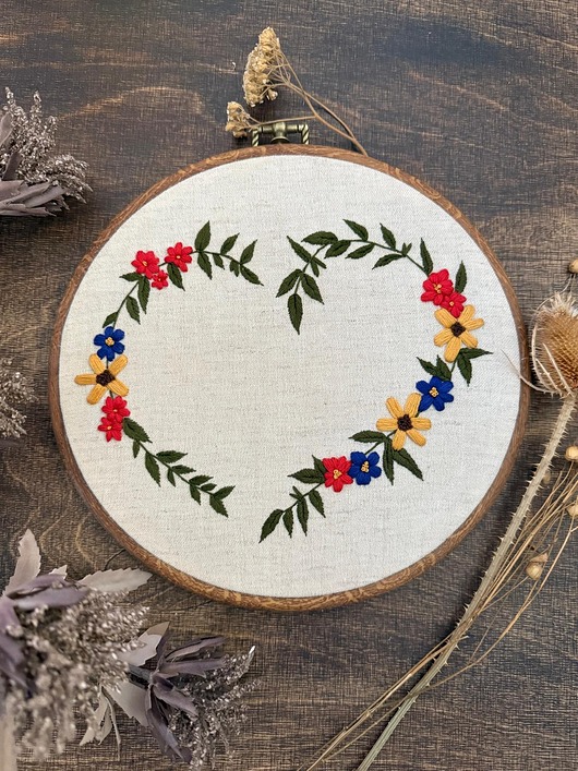 Ozdoby na ścianę Ręcznie haftowany obrazek "Serce z kwiatów"