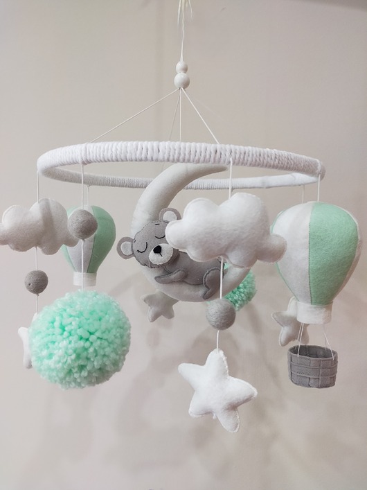 karuzele i girlandy do łóżeczka Karuzela handmade z misiem na księżycu, balonami i miętowymi pomponami