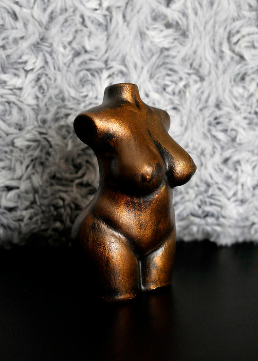 Akcesoria pozostałe Rzeźba Kobieta o szerokich biodrach - wys. 9 cm metaliczne złoto