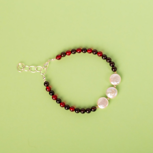 bransoletki - inne Bransoletka z barwionym bursztynem i perłami