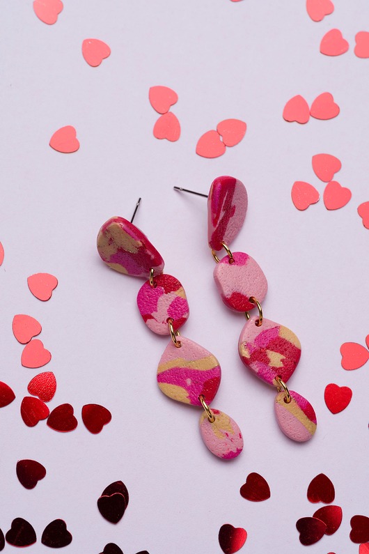 kolczyki z masy plastycznej Wiszące łańcuszki w marmurkowy wzór