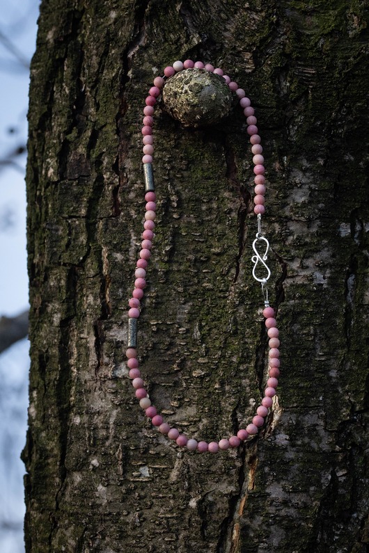 chokery Naszyjnik choker z matowym rodonitem i pirytem