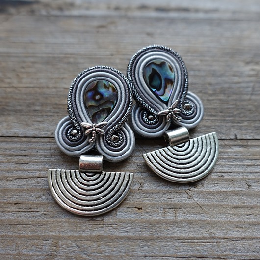 Szare kolczyki soutache w ważkami Mró Soutache