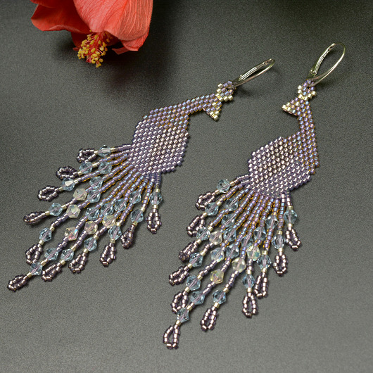 kolczyki szklane Pawie lawendowe, kolczyki z frędzlami, beading