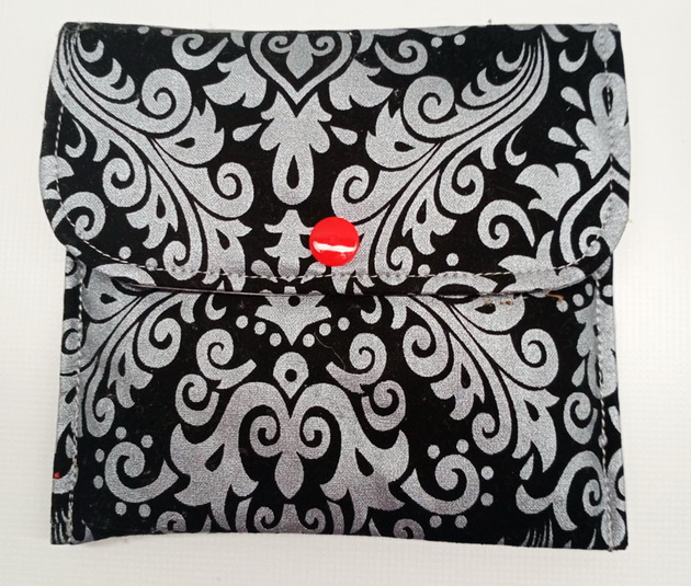 pokrowce i etui - różne Intymne etui , delikatnie srebrzone