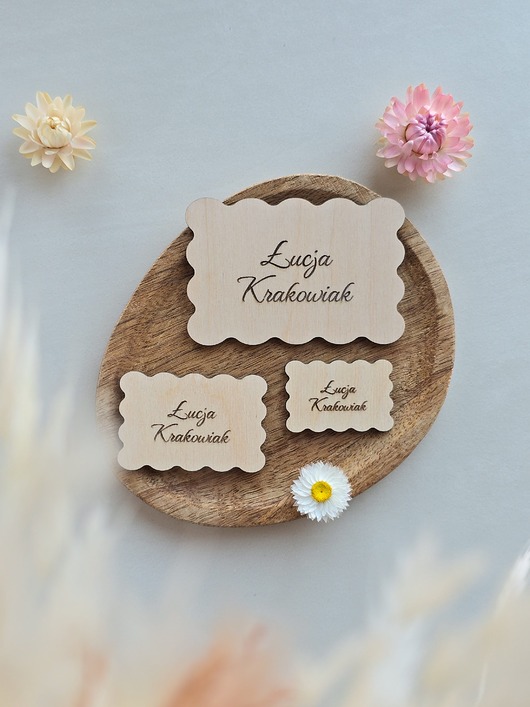 dodatki ślubne Falowane winietki z grawerem, Winietki ślubne / komunijne