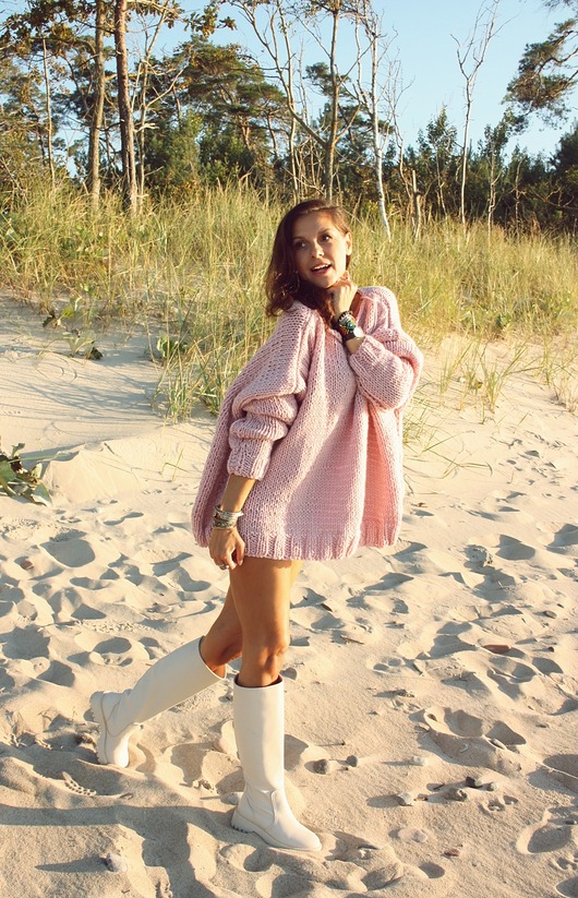 swetry damskie  Sweter handmade oversize  z wełną  pudrowy róż