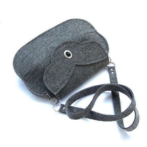 Elegancka torebka z czarnym klejnotem II Beltrani