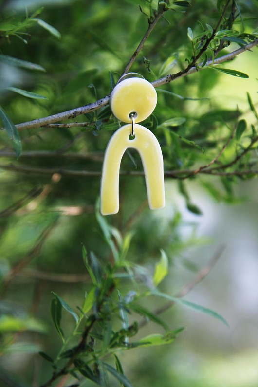 Żółte kolczyki ceramiczne, wiszące "U" Trzask ceramics