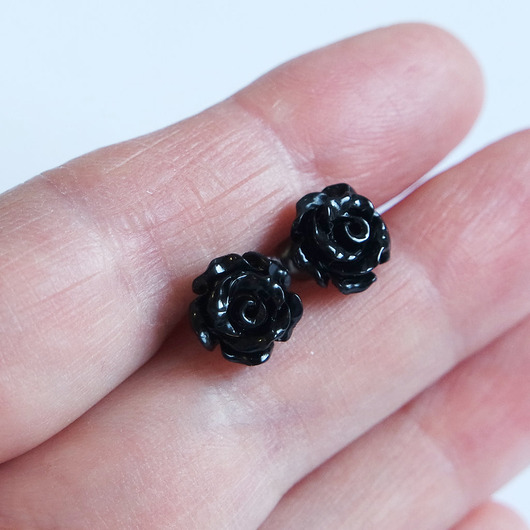 kolczyki - inne Kolczyki - Czarna różyczka 2 - koral, mini