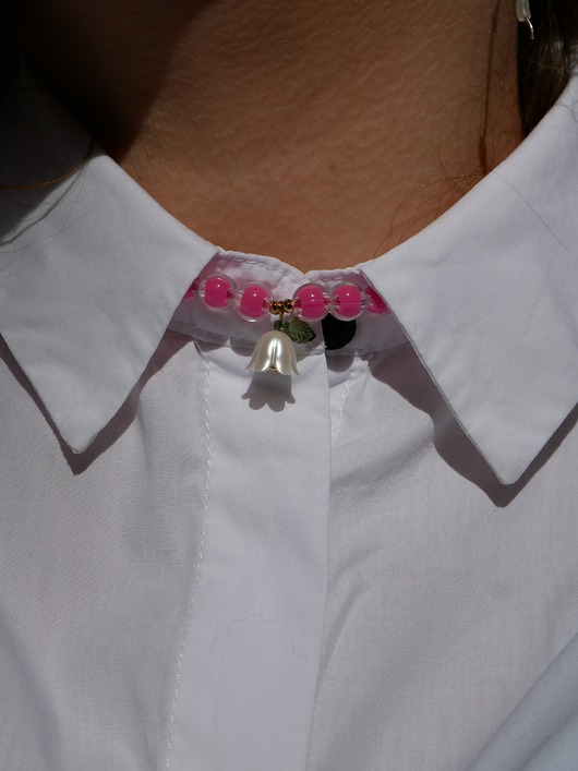 chokery Różowo fioletowy naszyjnik choker z koralików z białym kwiatem