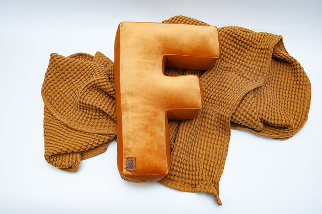 poduszki do pokoju dziecka Poduszka dekoracyjna litera F, literka velvetowa, inicjały - kolor do wyboru