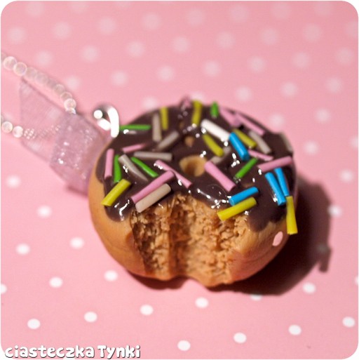 Czekoladowy ugryziony donut z cukierkami ciasteczkatynki