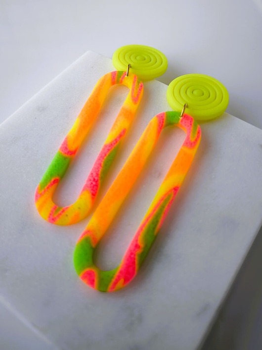 kolczyki z masy plastycznej Długie kolczyki ENDORFINY mocny NEON