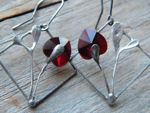 kolczyki wire wrapping Czerwone listki  -  kwiaty   -  kolczyki