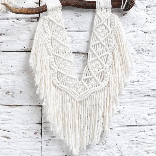 Poroże jelenia a na nim makrama w stylu BOHO SisFox